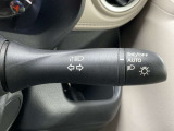 【オートライト】車のセンサーが周囲の明るさを感知し、自動でヘッドライトを点灯・消灯する機能です。この機能は夕暮れ時の交通事故が多い時間帯の安全性を高めてくれます。