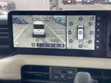 アラウンドビューモニターが進化して3D表示ができるようになりました!混雑する駐車場などでもクルマの周囲が8つの視点から見えるので、安心して発進できます。