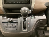 CVT車のセレクトレバーです。低速から高速まで、変速ショックのないスムーズな走りを実現するとともに、エンジン効率のよい領域を維持することで燃費にも貢献します。