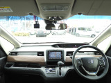 運転を気分よく楽しむための工夫のひとつとして、高い剛性をもたせた極細フロントピラーを採用。 前方の死角を減らし、交差点などでの安心感を高める、良好な視界にこだわりました。