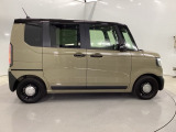 狭い駐車場でも、スライドドアならチャイルドシートへのお子さまの乗降や荷物の積載もスムーズ。とても便利な【両側電動スライドドア】ドアハンドを少し引くだけでリアドアが自動開閉します。