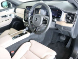 適度な包まれ感がありながらも見晴らしの良いインテリア 大型センターディスプレイは運転席側に向けられており、操作感や視認性も良好です