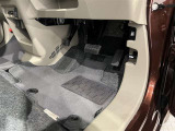 内装工程では、中古車を気持ちよくお乗りいただけるよう清掃しております。