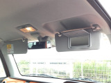運転席サンバイザーには、身だしなみを整える際に便利なバニティミラーが付いています。
