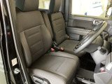 厚みのある運転席シートは乗用車同等のフレームを使用し、疲れを軽減してくれます。