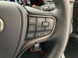 前方の車との車間を設定し、スピードを上げたり緩めたりを自動で行ってくれる追尾式の「レーダークルーズ」。上級装備の一つです!高級車にしかつかない嬉しい機能です。