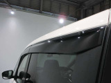 クルマと一体感がある.デザインのプラスチックバイザー 雨の日でも車内の換気ができます。