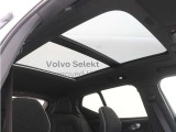 屋根一面まるごととも言える特大サイズのチルトアップ機構付電動パノラマ・ガラス・サンルーフ。晴天時はもちろん、雨天・曇天時にもブラインドを開けることで常に開放的な車内空間を実現させてくれます。