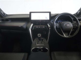 洗練されたデザインのインパネが、車内空間に上質な印象を演出。操作系がすっきりとまとめられ、運転中も視線移動が少なく快適です。