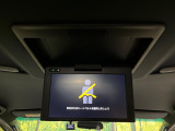 【後席モニター】家族や友人とお出かけする機会が多い方に大人気の後席モニターを装備!見やすい位置に画面がありテレビやDVDの視聴も快適!友達もお子様も、後席にしか乗らなくなるかも??