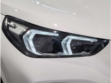BMWの伝統の丸目4灯ヘッドライトでございます。LEDライトで視認性もよく明るく安全性の向上につながります。