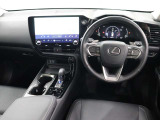ドライバーが運転操作に集中できるコックピット思想、「タズナコンセプト」が取り入れられたインテリアとなっています。