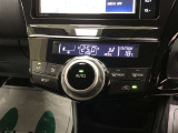 オートエアコンです。温度を設定すれば、あとはクルマにおまかせ!車内を快適に保ってくれます。1つのダイヤルで空調操作が可能!このアイコニックなデザインは、プリウス&alpha;の特徴のひとつです!