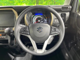 インテリアに合わせたデザインのステアリングは、運転される方のことも考え、運転しやすい形状、大きさです。是非一度、実際に触ってお確かめください。