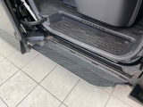 【電動サイドステップ】車高の高いお車でも、これがあれば小さいお子様の乗り降りも楽々♪スライドドアと連動して作動する為、煩わしい操作は不要です!