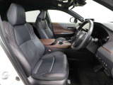 ゆったり室内で運転もしやすいです♪使い勝手の良い配置も考えられています!!