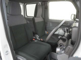 運転席のスペースはゆったりしていていながらも、腰のホールドを増やし長時間乗っても疲れにくいシートとなっております。また座面も頻繁な乗り降りでも破れにくい縫製となっております。