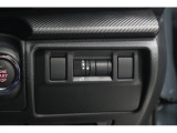 主要なスイッチは運転席右下にまとめられています