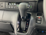 インパネシフトだから視線の移動も少なく足元もスッキリ♪運転席もゆったりしているのでゆとりを持ってドライブできますね!