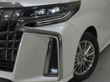 【LEDヘッドライト】悪天候や夜間走行時も良好な視界を確保し安心して運転できる高輝度LEDヘッドライトを装備!点灯速度が早く、消費電力も抑えられています。