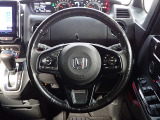 ハンドル左側にはオーディオ操作が出来るオーディオリモートコントロールスイッチ、右側にはHonda SENSINGとオートクルーズコントロールのスイッチを装備!