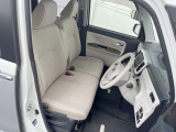 運転席まわりには十分なスペースがあり、大柄な方でもゆったり運転していただける環境です。