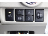 運転席シートヒーターやオートハイビームなど装備されている機能の操作スイッチをプッシュスタート下にまとめて配置。