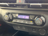 【オートエアコン】一度お好みの温度に設定すれば、車内の温度を検知し風量や温度を自動で調整。暑い&hellip;寒い&hellip;と何度もスイッチ操作をする必要はありません。快適な車内空間には必須の機能ですね♪