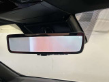 多人数乗車時やお荷物が多いときでも後方視界を確保できる、デジタルインナーミラーが装着されています。