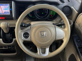 インテリアに合わせたデザインのステアリングは、運転される方のことも考え、運転しやすい形状、大きさです。是非一度、実際に触ってお確かめください。