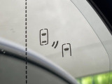 【ブラインドスポットモニター】走行中、ドアミラーの死角になりやすい箇所に後続車が接近するとサイドミラーのレンズに警告を表示!ドライバーに注意喚起をしてくれます。