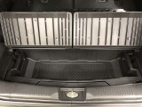 デッキボード下に収納ボックスが設置されています。散らかりやすい荷物もスッキリ収納可能!