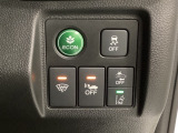 Hondaセンシング用の、VSA(ABS+TCS+横滑り抑制)解除と路外逸脱抑制機能のオンオフスイッチなどはハンドルの右側に装備しています。燃費に役立つECONボタンもここです。