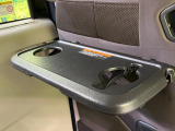 【セカンドシートテーブル】ドリンクを置いたりお菓子を置いたり&hellip;ロングドライブ時、後席にお乗りの方がゆったり快適にお過ごしいただける気配り要素が充実しております♪