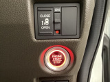 左側電動スライドドアは運転席からでも操作ができるように、ハンドル付近に開閉の操作スイッチが付いています。