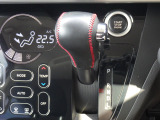 インパネシフトだから視線の移動も少なく足元もスッキリ♪運転席もゆったりしているのでゆとりを持ってドライブできますね!