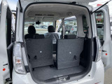 リヤシートはスライドしますので荷室や足元の広さ調整ができます。