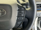 前方の車との車間を設定し、スピードを上げたり緩めたりを自動で行ってくれる追尾式の「レーダークルーズ」。上級装備の一つです!高級車にしかつかない嬉しい機能です。