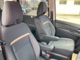 ドライバーのかたと助手席のかたが座るシートです。