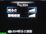 隣車線を走る車両をレーダーで検知し、ドアミラーでは確認しにくい後側方エリアに存在する車両に加え、急接近してくる車両も検知します。車両を検知するとドアミラーに搭載されたLEDインジケーターが点灯します。