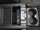 コマンダーコントロール後方に、前二席分のドリンクホルダーを備えています。更にその後方のアームレスト内には、USBポートや電源ソケットと収納BOXがございます。
