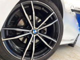 ●純正19インチアルミホイール:輸入車ならではの卓越した走りを支えるホイールと足回りです!日本車の走りに慣れている方にもぜひ体感して頂きたいほど、高いレベルでまとまっています!