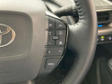 前方の車との車間を設定し、スピードを上げたり緩めたりを自動で行ってくれる追尾式の「レーダークルーズ」。上級装備の一つです!高級車にしかつかない嬉しい機能です。