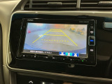 リバースギアに入れるだけで後方の表示へ切り替わります。夜間や雨の日の駐車も楽になりますよ。