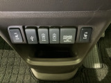 前席の左右別々のシートヒータースイッチが付いています。HiとLoの2段階で温度設定ができます。スイッチの間にはアクセサリーソケットと外部入力や充電可能なUSB端子がついています。