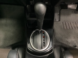 CVT車のセレクトレバーです。低速から高速まで、変速ショックのないスムーズな走りを実現するとともに、エンジン効率のよい領域を維持することで燃費にも貢献します。