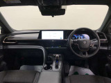 ディスプレイや操作スイッチを水平に集約、運転中の視線移動や動作を最小化できるようなレイアウトになっています。ドライバーは運転に集中でき、一緒に乗る方は心地よく移動を楽しめる空間となっています。