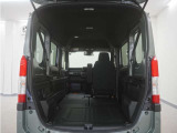 2列目シートと助手席を倒すことで、運転席以外のすべての空間がフラットな荷室となります。フラットな荷室になるので、脚立や絨毯などの長尺の荷物の積載にも対応しております。