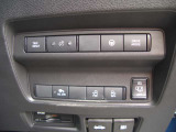 運転席右側には電動スライドドア等の各種スイッチがまとめられています!