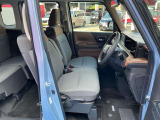 運転席シートリフター(ラチェット式)で、座面の高さも上下に動き、体格にあわせて調整ができます。